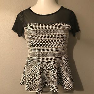 JUNIORS' PATTERNED PEPLUM S/S TOP